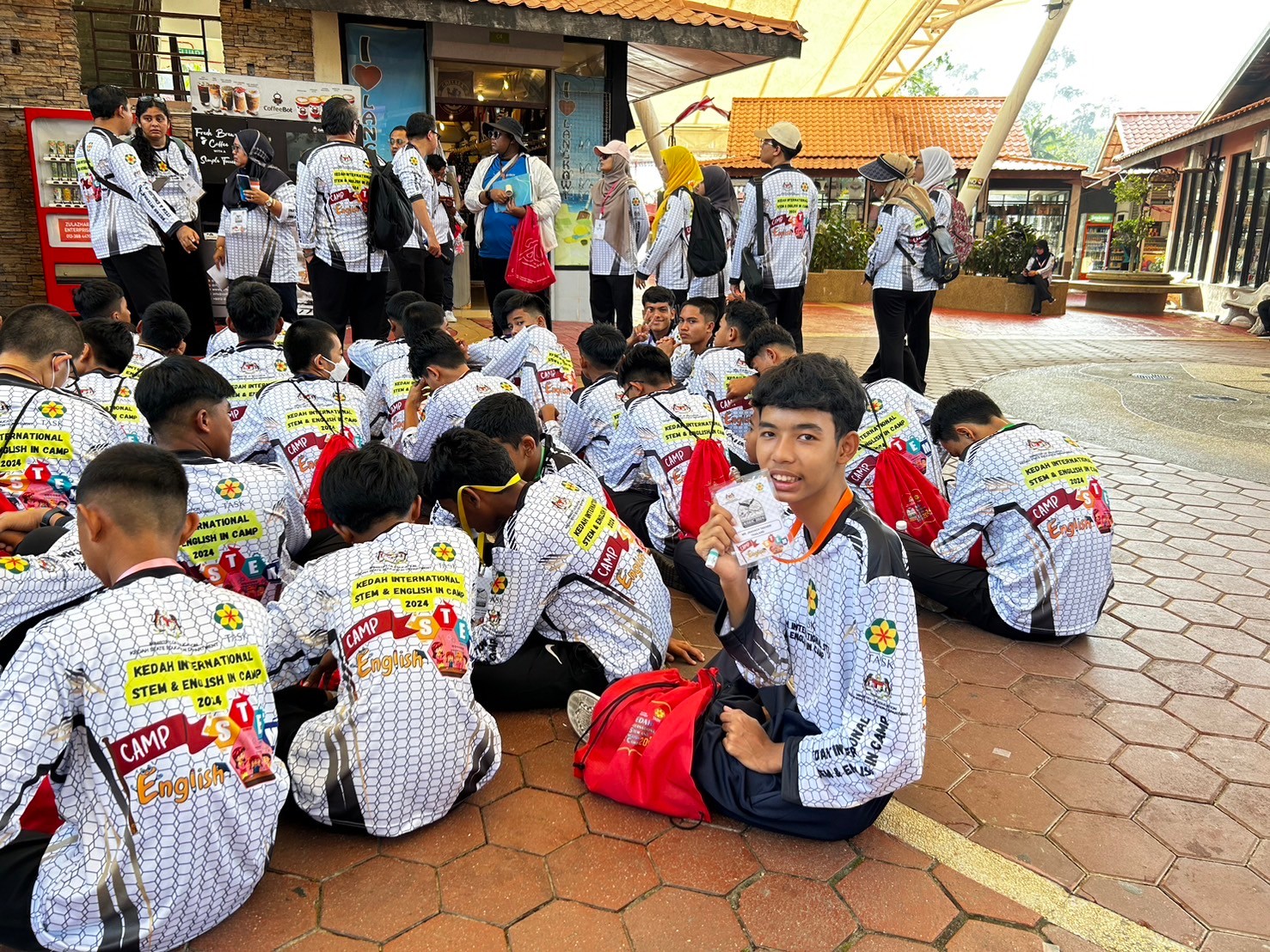 LINE_ALBUM_khay Stem and English Camp n prathes maleseiy_241120_18.jpg